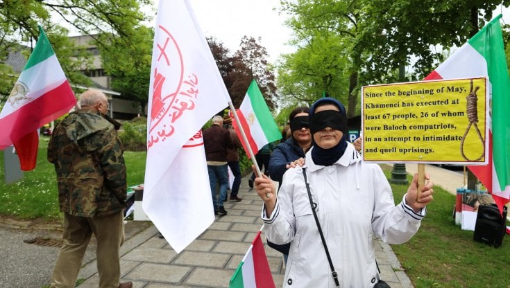 Bruxelles, una donna protesta contro le esecuzioni in Iran