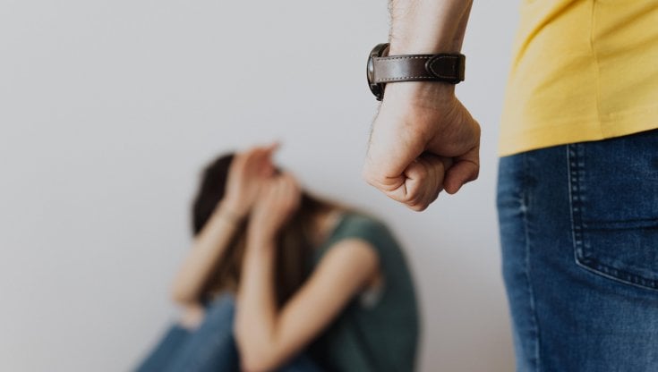 Catanzaro, picchia la compagna minorenne perché incinta: arrestato