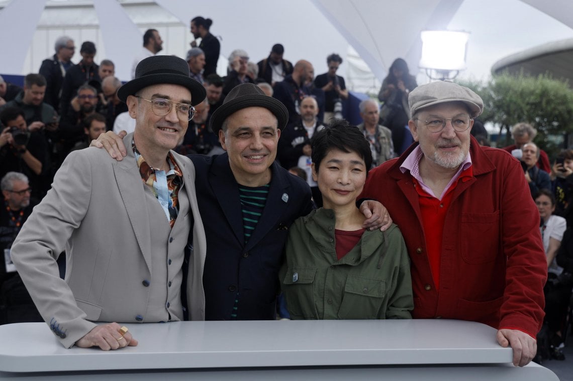 Il regista spagnolo Pablo Berger con la moglie Yuko Harami e gli altri produttori del film 'Robot dreams'