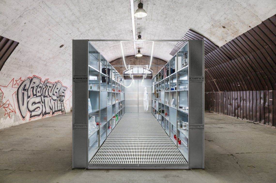 Prepper&rsquo;s pantry: objects that save lives di Anniina Koivu racconta i preppers, chi si prepara per un&rsquo;imminente catastrofe. Foto Melania Della Grave