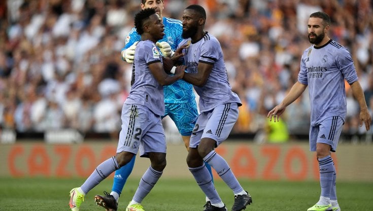 Vinicius Junior trattenuto da Antonio Rudiger e Thibaut Courtois dopo l'espulsione a Valencia