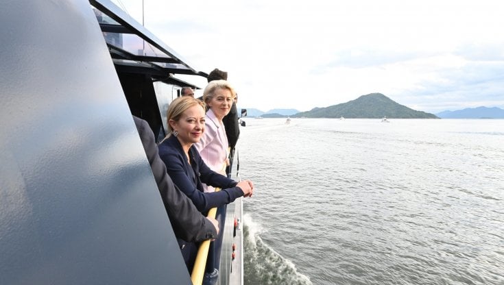 Giorgia Meloni in nave con Ursula von der Leyen, durante l'ultimo vertice G7 a Hiroshima