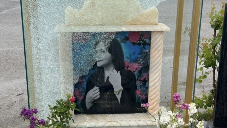 Vandalizzata la tomba di Mahsa Amini in Iran, il fratello: "Anche la tua lapide li infastidisce" 
