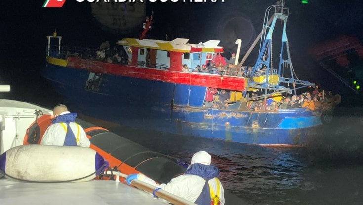 Uno degli ultimi soccorsi della Guardia costiera a un grosso peschereccio partito dalla Libia