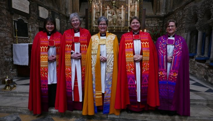 Da sinistra: la curata Julia Bradshaw, la canonica Alison Adams, la decana a capo della cattedrale di Leicester Karen Rooms, la precentore preposta all&rsquo;organizzazione del culto Emma Davies e la curata Manuela Schmucki. courtesy Leicester Cathedral