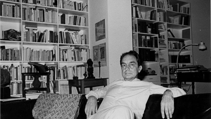 Italo Calvino nel suo appartamento romano nel 1980