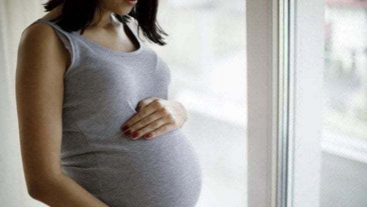 Maternità surrogata "reato universale": quella formula ipocrita che danneggia i bambini 
