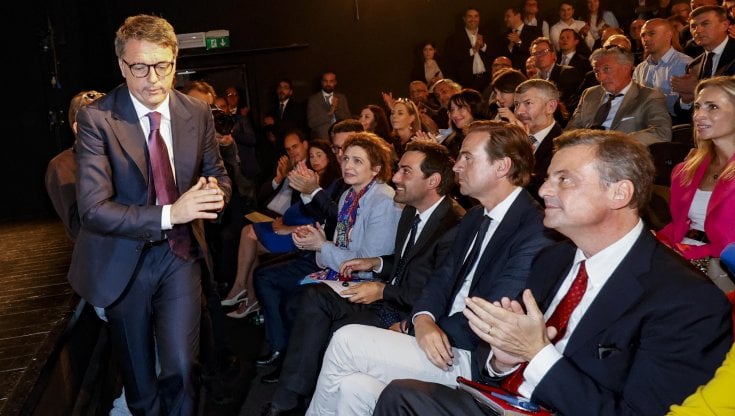 Renzi e Calenda a teatro insieme per Renew Europe. Ma non si salutano. Dalla platea mugugni contro il leader di Azione