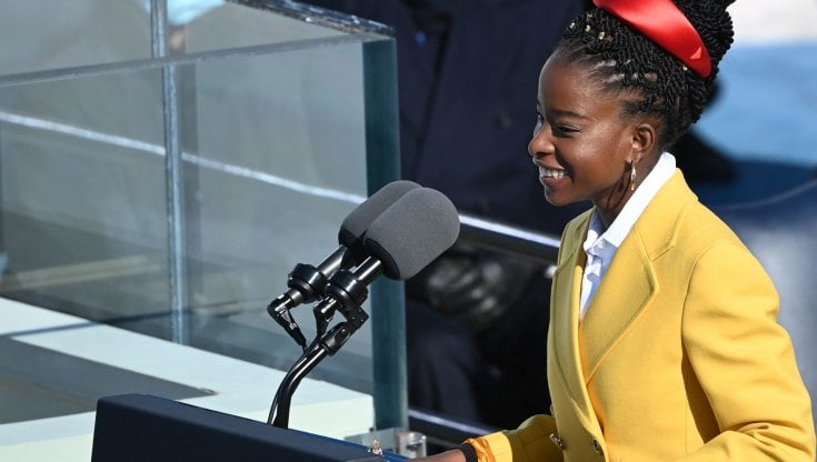 Amanda Gorman durante l'inaugurazione di Biden