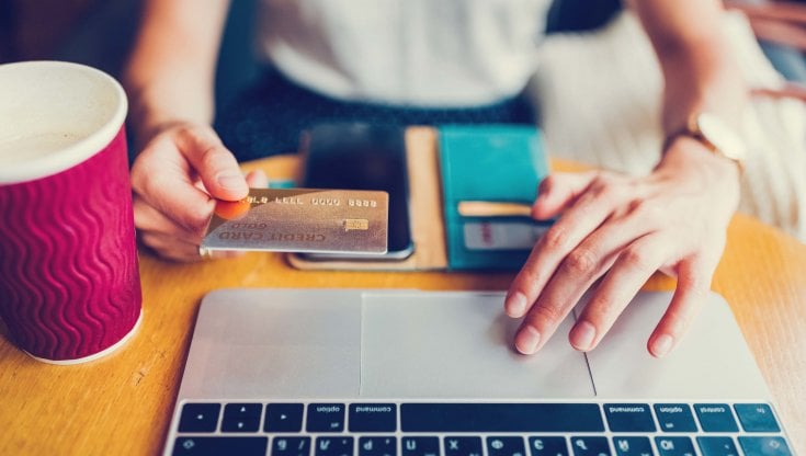 Ecommerce, gli acquisti online aumentano. Ma le imprese scappano 