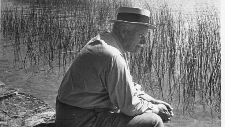 Carl Gustav Jung seduto sulle rive del lago di Zurigo