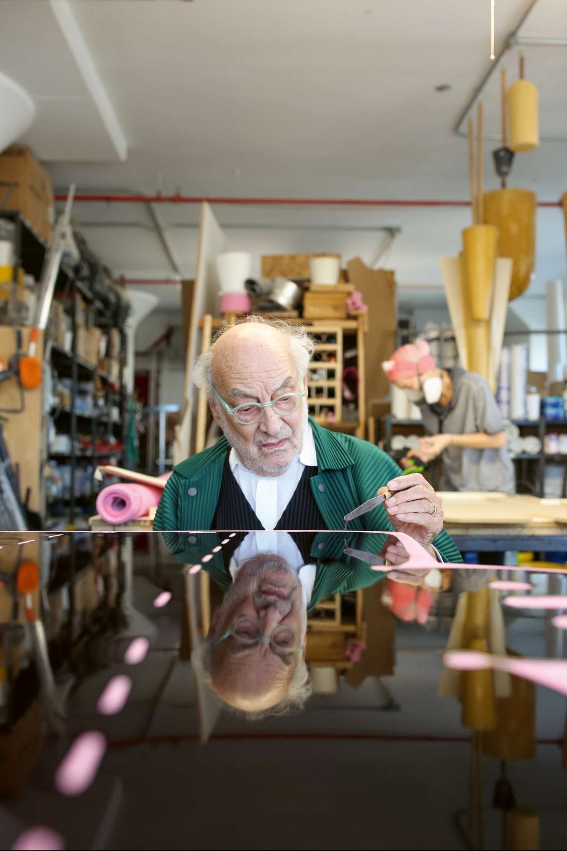Gaetano Pesce al lavoro nel suo studio e laboratorio a Navy Yard a Brooklyn, nel 2021. Navy Yard &egrave; il frutto di un'operazione di recupero per ospitare piccole imprese