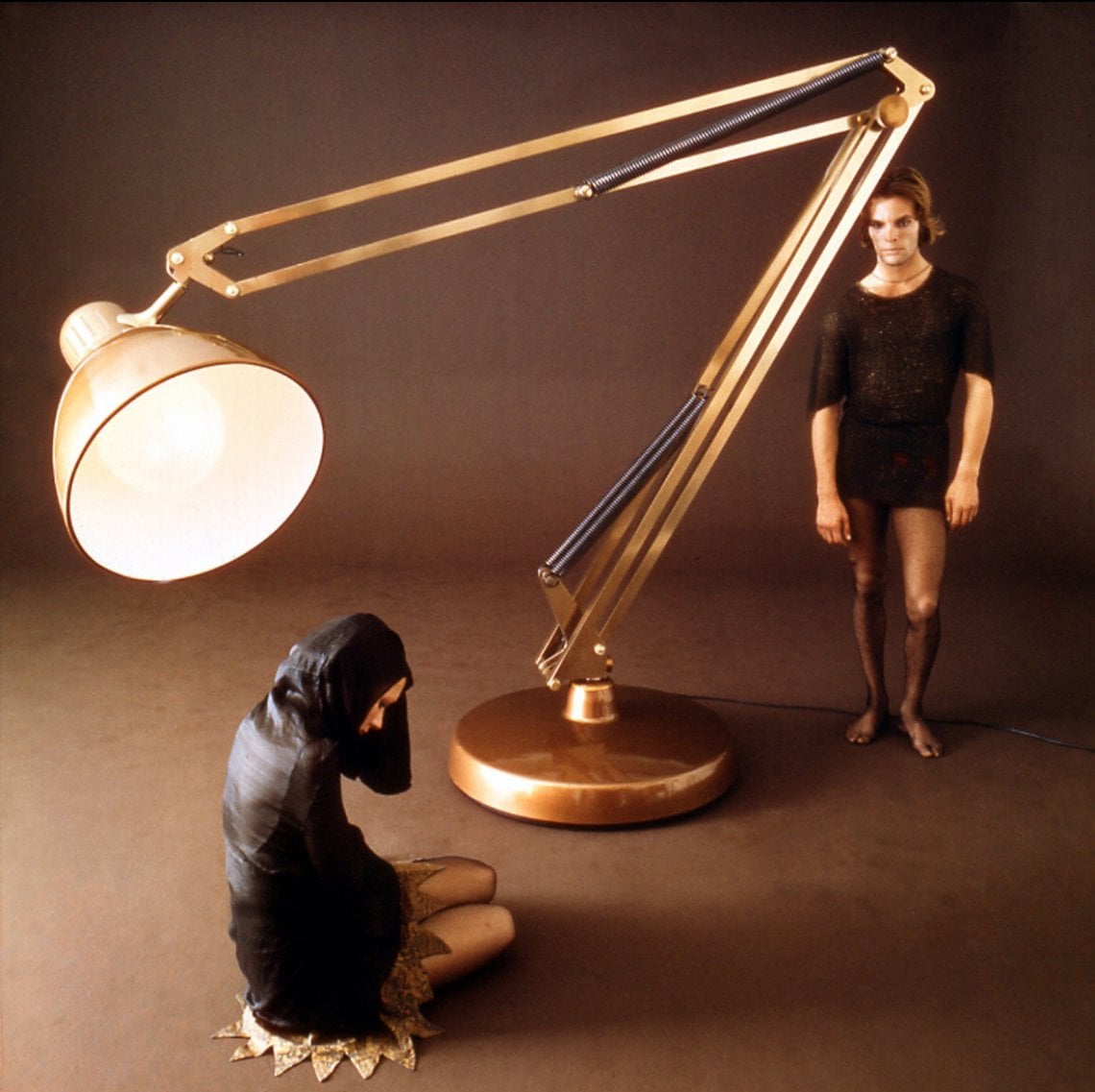 Un'immagine promozionale del 1970 per la lampada Moloch