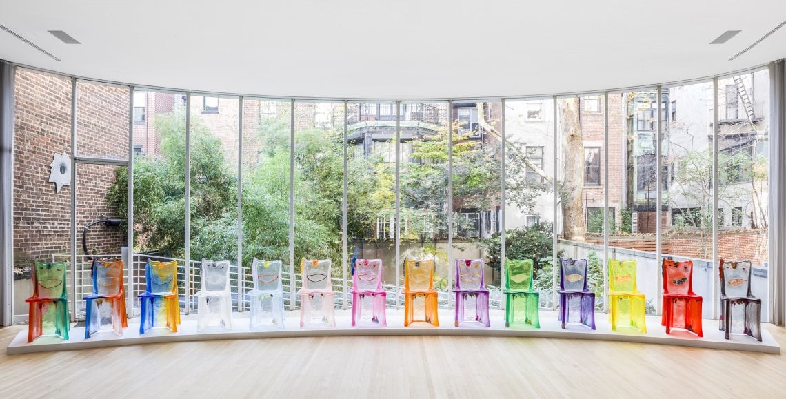L'installazione del 2018 con sedici Pratt chair in resina eseguite da Gaetano Pesce fra il 1984 e il 2018