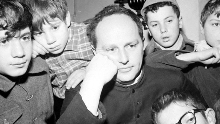 Don Milani con i suoi ragazzi in uno scatto del 1965