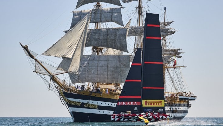 Luna Rossa e l'Amerigo Vespucci