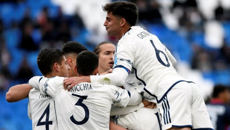 L'abbraccio di gruppo al gol di Casadei