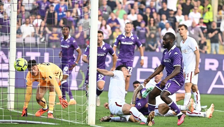 Ikon&eacute; segna la rete della vittoria della Fiorentina 