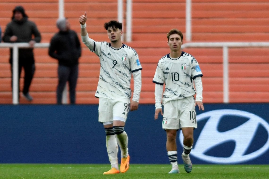 Giuseppe Ambrosino, 19 anni, festeggia la rete del 2-0
