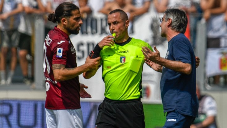 Ivan Juric parla con l'arbitro Marco Guida a La  Spezia