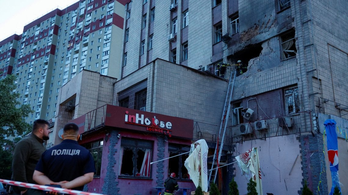 Uno degli edifici danneggiati dai droni nella capitale ucraina
