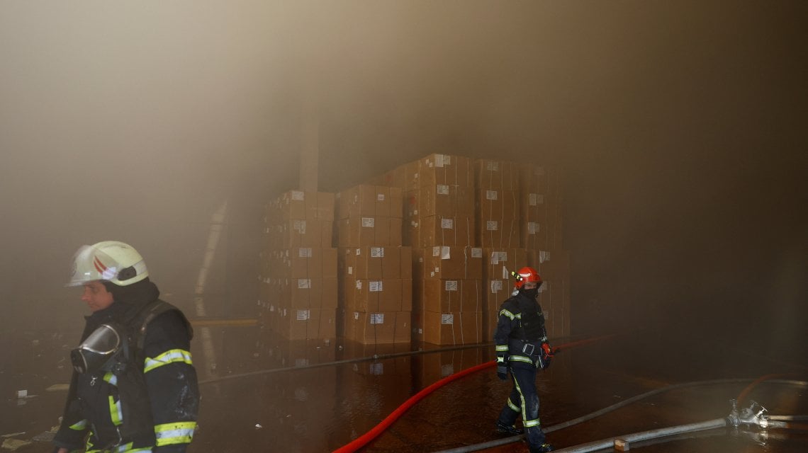 I vigili del fuoco al lavoro dopo gli attacchi di stanotte su Kiev