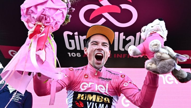 Primoz Roglic in maglia rosa dopo la vittoria della cronoscalata
