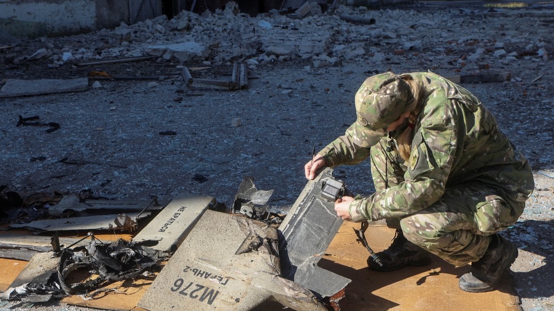 Un soldato ucraino esamina un drone abbattuto su Kharkiv; probabilmente un apparecchio di fabbricazione iraniana