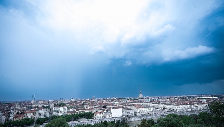 Previsioni meteo, temporali sparsi sull'Italia. Migliora in serata e nella notte. Settimana instabile