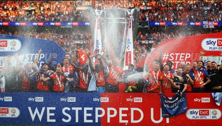 I giocatori del Luton Town festeggiano la promozione in Premier