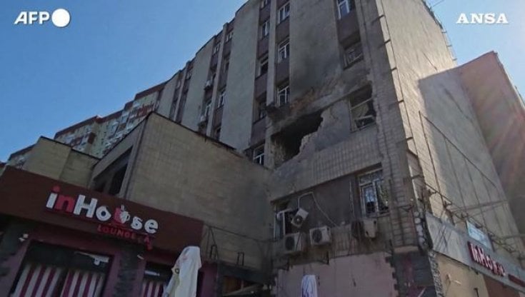 Ucraina, attacco notturno con droni a Kiev: almeno due morti e tre feriti