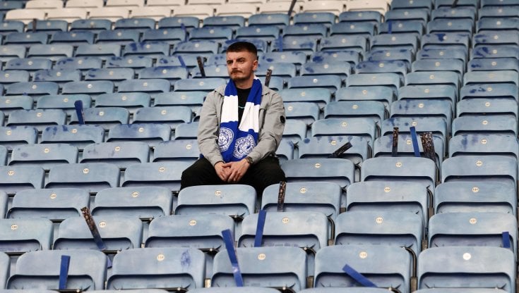 Un tifoso del Leicester sconsolato e solo al King Power Stadium 