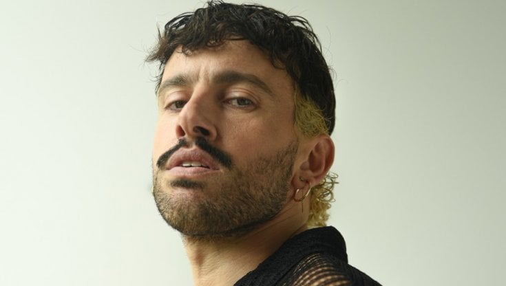 'Romantico', il nuovo album di Aiello: "Ho dimenticato Sanremo e non sopporto chi gode più con un like che con del sano sesso"