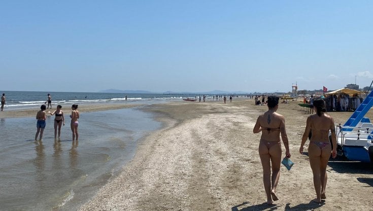 I primi bagnanti nel weekend scorso a Rimini, nonostante il recente dramma-alluvione in Romagna