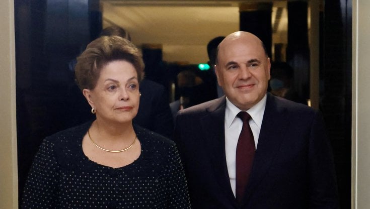 La presidentessa della New development bank Dilma Rousseff in un recente incontro con il primo ministro russo Mishustin a Shanghai