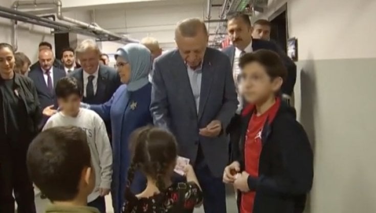Erdogan al seggio consegna soldi ai bambini nel giorno del voto&nbsp;in Turchia
