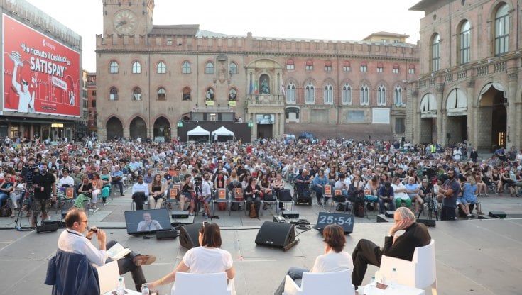 Un momento della scorsa edizione di Repubblica delle Idee in piazza Maggiore a Bologna
