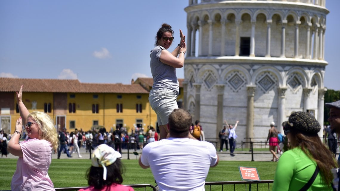 Turisti sotto la Torre di Pisa