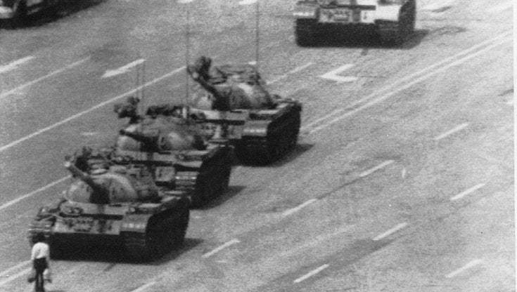 Piazza Tiananmen: il manifestante solitario che cerca di fermare i tank (Ansa)