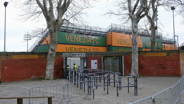 Lo stadio Penzo di Venezia. Ospita 11.150 spettatori, si trova sull&rsquo;isola di Sant&rsquo;Elena ed &egrave; raggiungibile solo in vaporetto: forse unico caso&nbsp;al mondo (Giuseppe Cottini / Getty Images)
