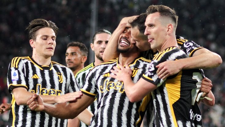 La Juve si allena davanti ai tifosi. Applausi per Allegri, si ferma anche Kean