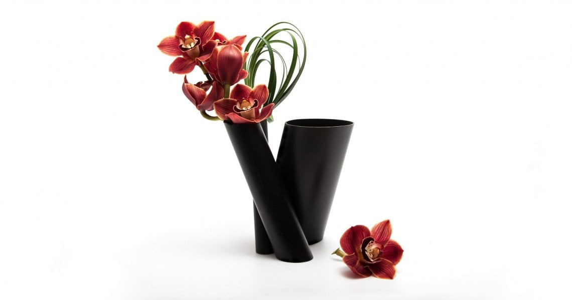 Sculture di fioriBana Triple &egrave; un vaso scultoreo e asimmetrico progettato per accogliere grandi composizioni floreali o un singolo stelo