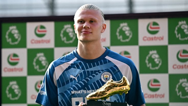 Haaland con il premio di miglior giocatore del campionato