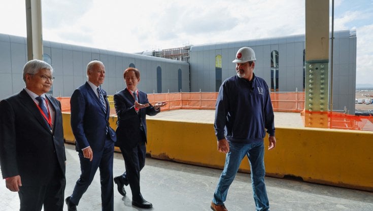 Il presidente Joe Biden in visita nel cantiere della nuova fabbrica della Tsmc a Phoenix, in Arizona