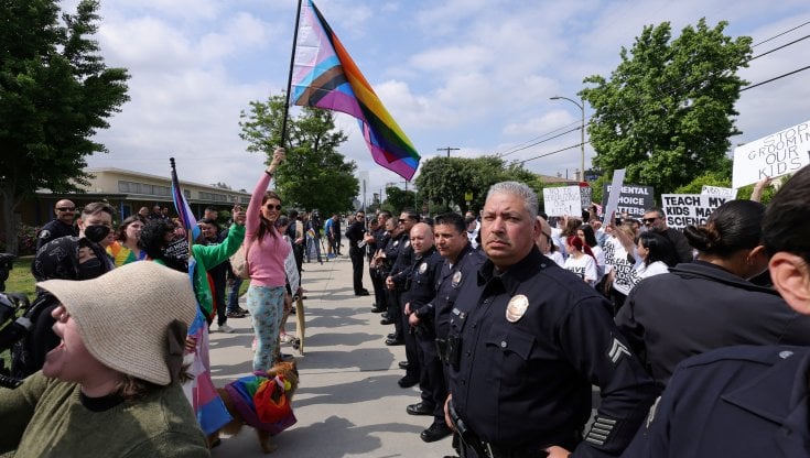 Vietata la Bibbia in un distretto scolastico dello Utah: "Pornografica". E in California è rissa fra genitori per un libro a tema Lgbtq+