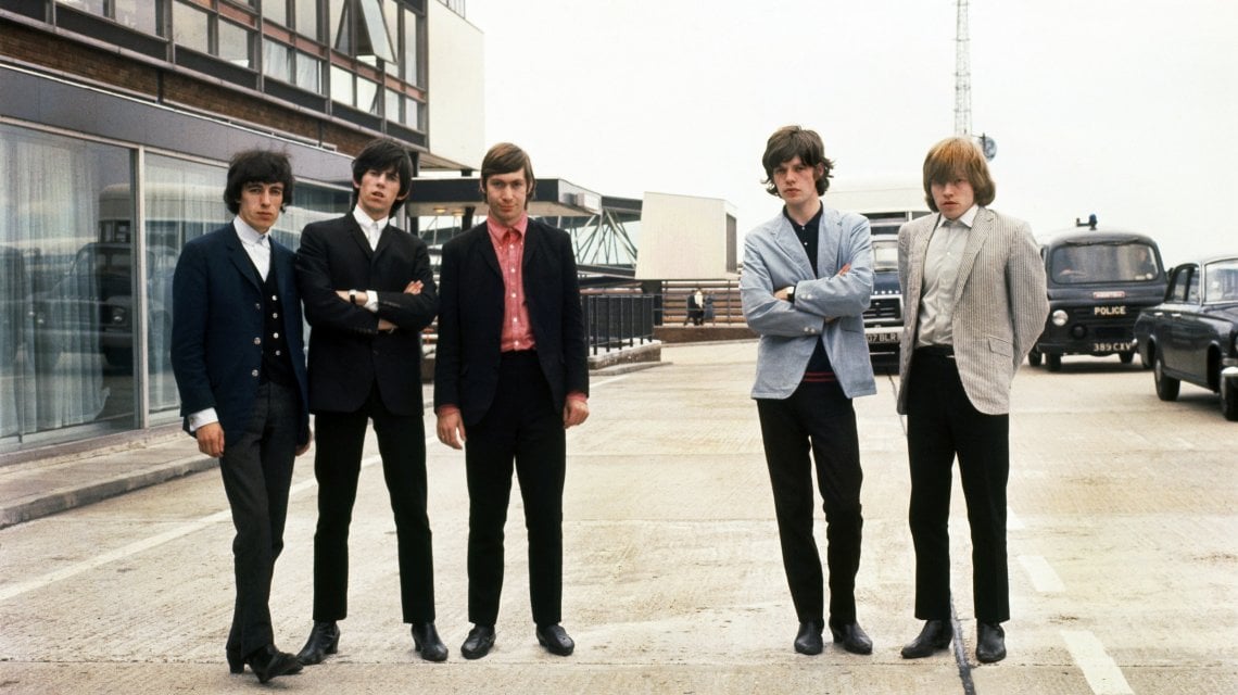 I Rolling Stones all'aeroporto di Londra il primo gennaio 1969. A destra il chitarrista della band Brian Jones che mor&igrave; affogato il 3 luglio 1969