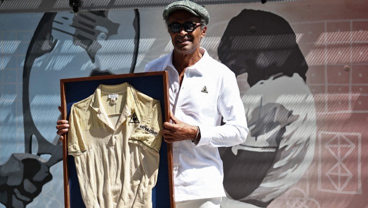 Yannick Noah mostra la maglietta con cui vinse al Roland Garros nel 1983