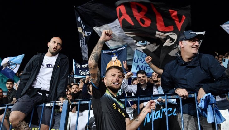 Ciro Immobile festeggia con i tifosi dopo la vittoria a Empoli