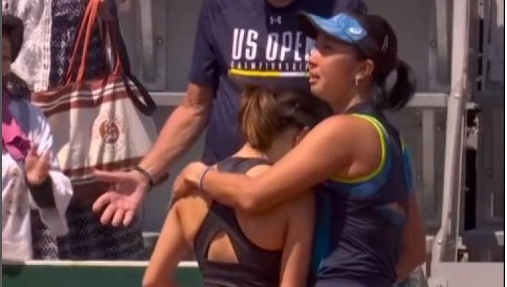 La disperazione di Miyu Kato e Aldila Sutjiadi squalificate (foto Eurosport)