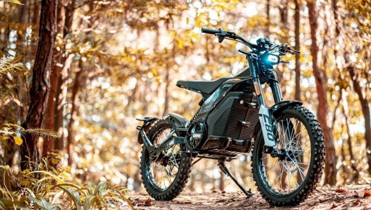 Può cadere 2 mila volte da 5 metri d'altezza: ecco la moto elettrica “indistruttibile”